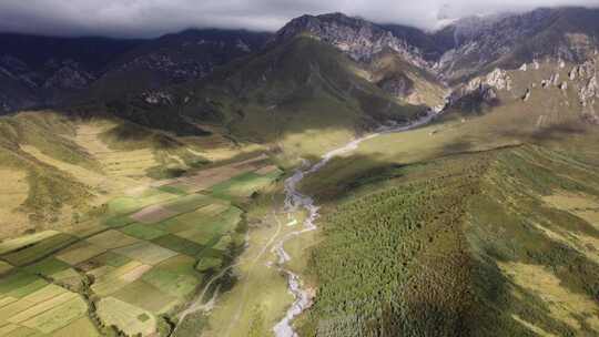 青海互助龙王山山峰草原河流田地航拍视频