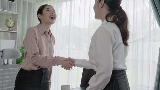 4K-女性商务伙伴合作握手