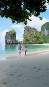 泰国热带白色海滩上的一对男女Koh Hong Island Krabi