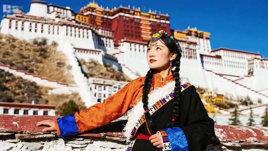 布达拉宫前身着民族服饰的女子