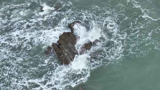 俯拍海岸礁石海浪拍打岩石海水海边浪花潮水