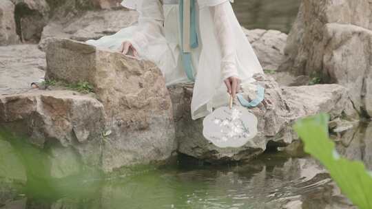 古风古装汉服美女水边戏水