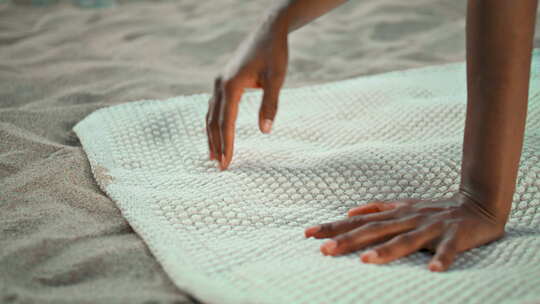 沙子海滨特写女孩手瑜伽垫