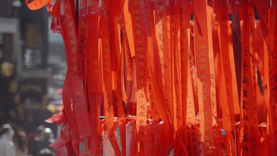 新年春节祈福红带绸带随风飘扬