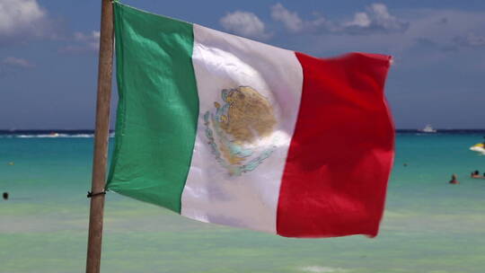 墨西哥国旗在海滩上飘扬