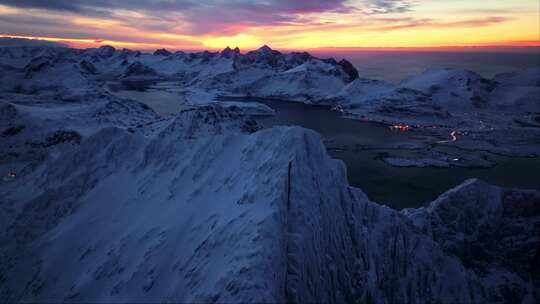 在宁静的夜晚翱翔在挪威白雪覆盖的山峰之上