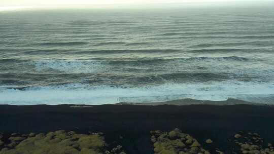 黑沙诅咒海滩的海滨海景，冰岛可怕的目的地