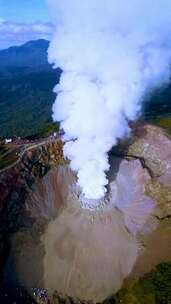 火山口烟雾升腾景象