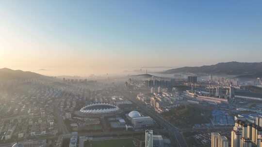 航拍晨曦中的威海市体育场和环翠区城市街景