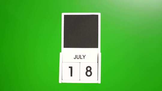 07.绿色背景上日期为7月18日的日历。