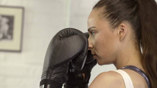 女拳击手在训练