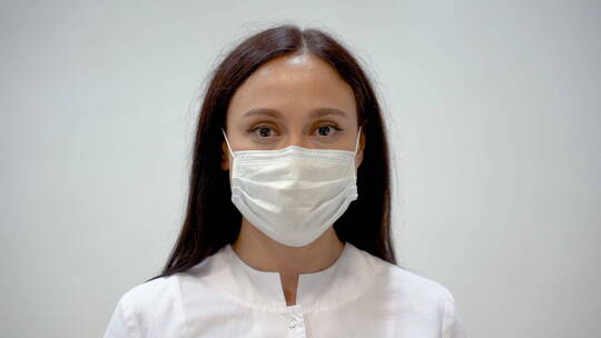 女护士摘下她的口罩并微笑视频素材模板下载