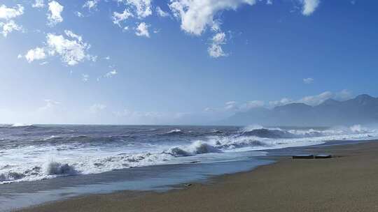 蓝天白云海浪沙滩