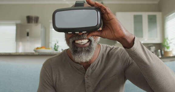 男人在家使用虚拟现实耳机玩电子游戏的视频