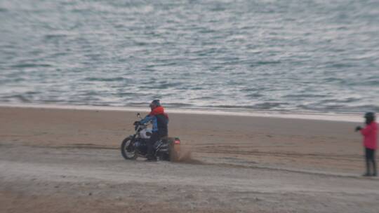 威海西海岸沙滩上骑摩托车的人