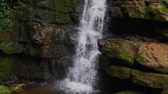瀑布岩壁流水流动