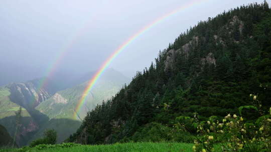 川西措卡湖雨后彩虹唯美风光