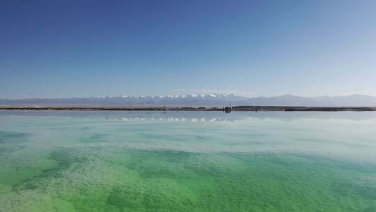 航拍青海茫崖市翡翠湖盐湖