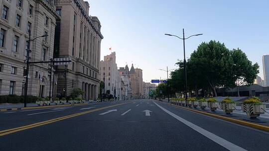 上海封城中的阳光外滩街道路况