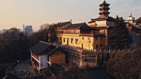 航拍日出阳光照在南京鸡鸣寺