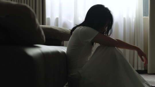 独处女生压抑难受哭泣