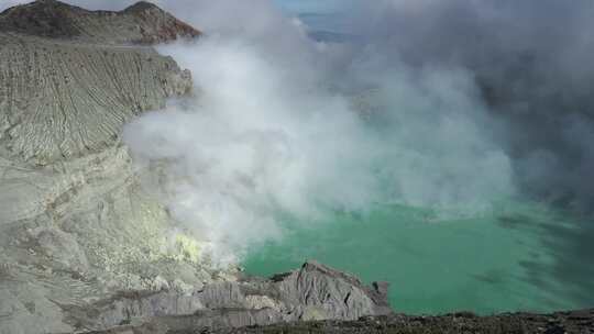 伊仁火山的岩石斜坡，靠近酸性湖