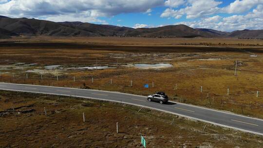 四川甘孜稻城色拉乡秋季田园公路旅行