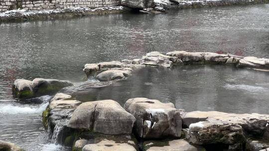 济南黑虎泉白石泉水雾氤氲实拍