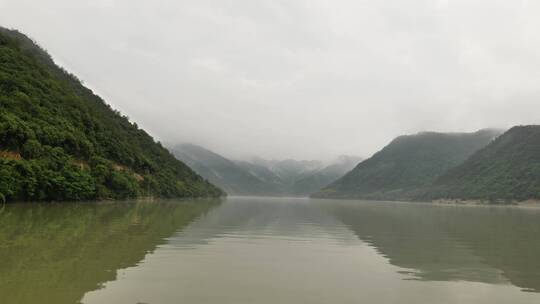 浙江桐庐富春江开阔的江面