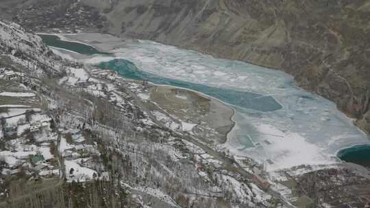 古皮斯-亚辛山谷冰冻的哈尔蒂湖的电影鸟瞰图。空中飞越冰冻的哈尔蒂