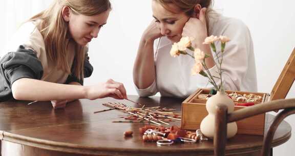 女人玩捡棍子