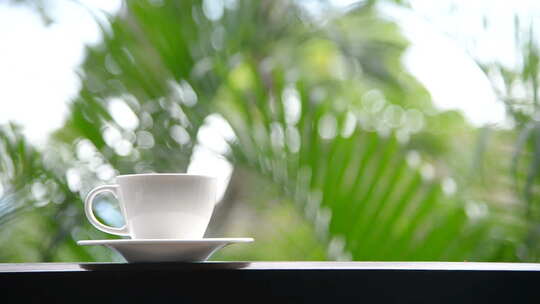 休闲窗台边上的一杯咖啡