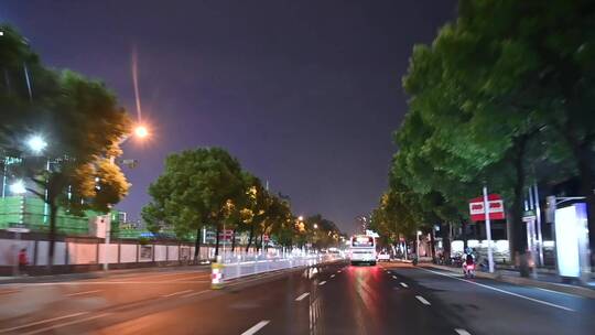 夜晚开车，城市街景