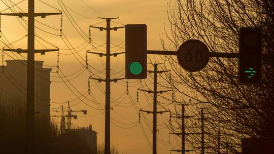 日落城市交通路口信号灯红绿灯电线杆枯树枝视频素材模板下载