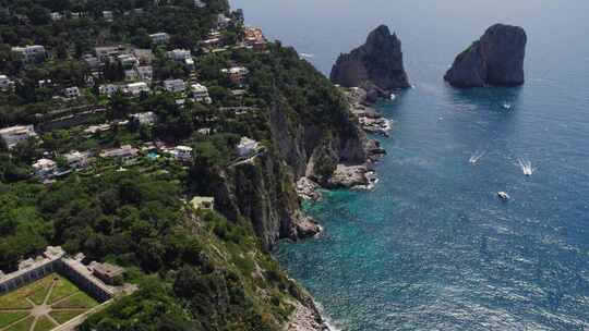 意大利卡普里岛戏剧性海岸线悬崖的美丽鸟瞰图