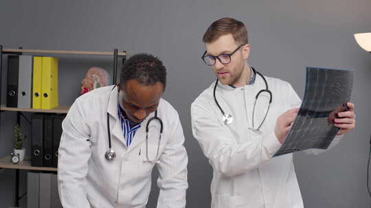 两名医生审查病人的医疗报告x光图像
