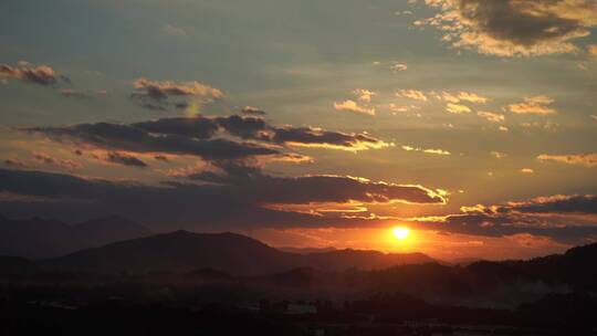 山上日落实拍傍晚黄昏夕阳唯美乡村天空晚霞