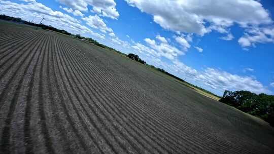 FPV穿越机航拍农场农田绿色农作物蓝天白云