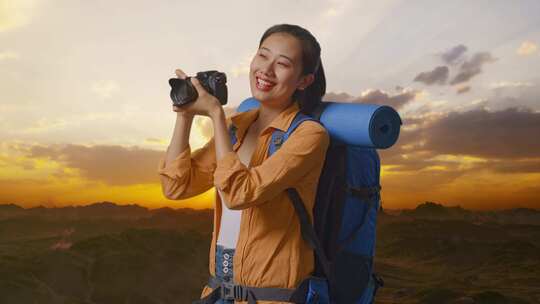 亚洲女性徒步旅行者使用相机在山顶拍照的侧