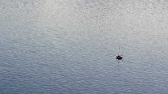 安静湖面上的孤舟视频素材模板下载