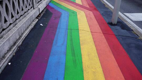 人行道画上明亮的彩色线条