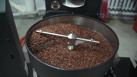 现代工厂spbas中使用自动设备滚动和烘焙咖啡豆