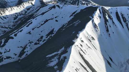 航拍西藏青藏高原雪山风景连绵不断气势如虹