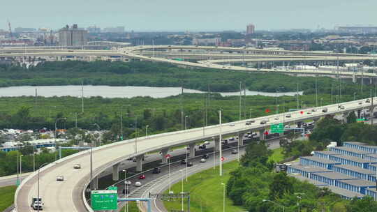 佛罗里达州坦帕市宽高架高速公路上的美国交