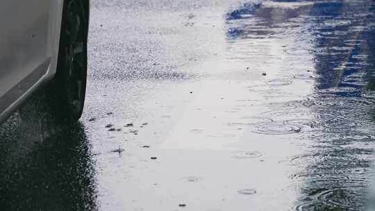 雨天的地面