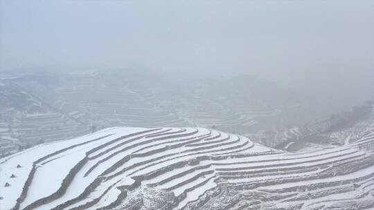 黄土高原雪山白色一片梯田