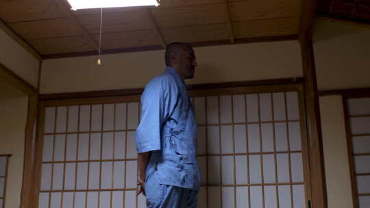 一个人在传统日本家庭宁静的氛围中来回踱步