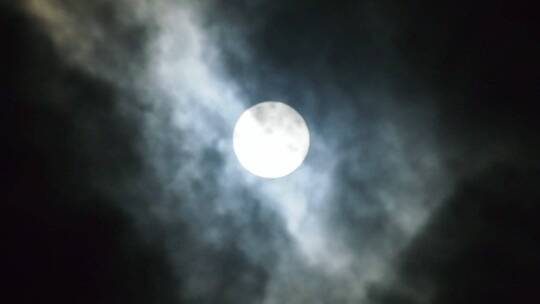慢慢被云遮住的满月