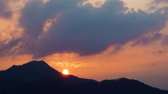 山峰日出延时天空阳光云朵清晨群山太阳升起