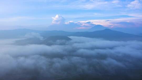 晨雾和活火山